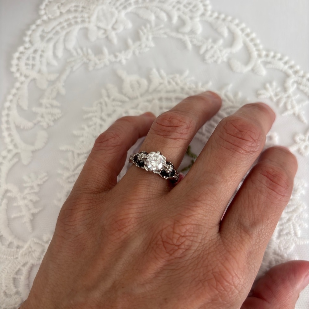 Elegant Sterling Silver and Black Skulls Women's Ring